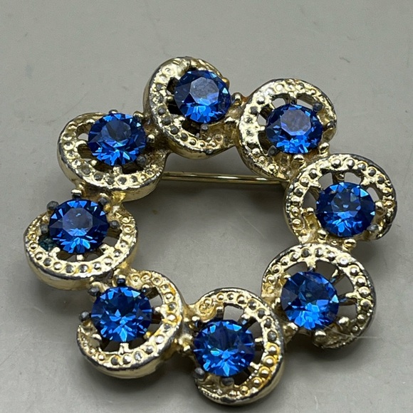 Elegant Vintage Blue Swarovski Crystal Circle Gold Tone Brooch Jewelry Gift